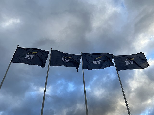 EY revisa su plan de escisión debido a las dificultades para ubicar su negocio fiscal y legal
